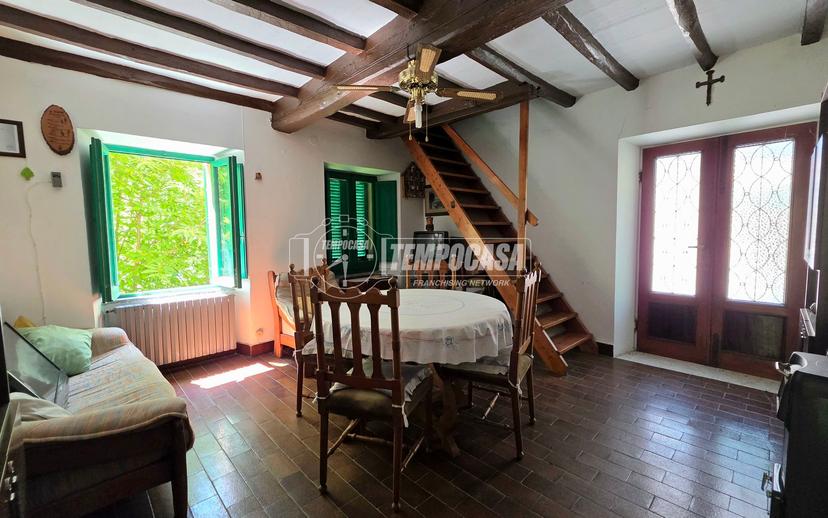 Casa indipendente in Casania 2, Massa