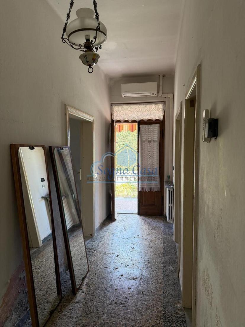 Porzione di casa, Luni