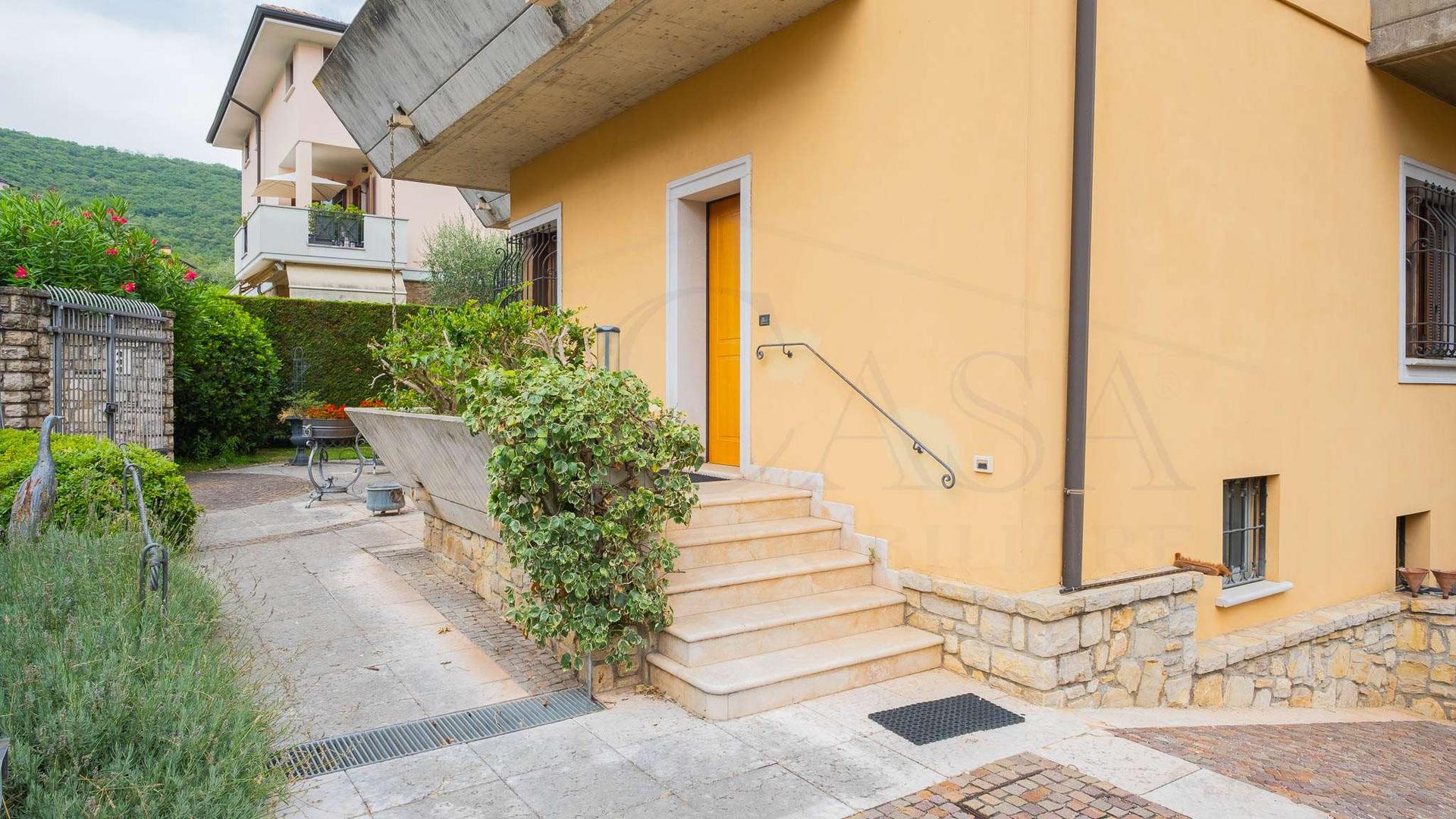 Villa bifamiliare in Via Brunelli, Brescia