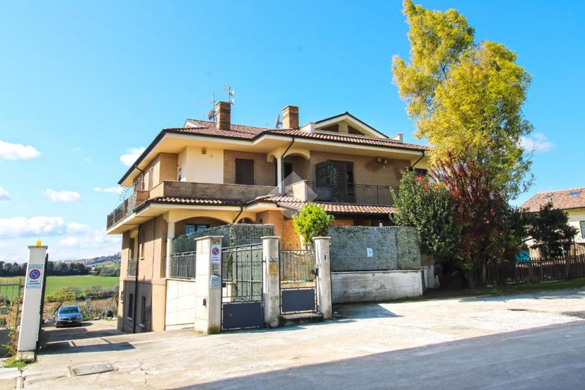 Trilocale in Str. Santa Caterina 1514, Sant'Elpidio a Mare — foto 2 di 5