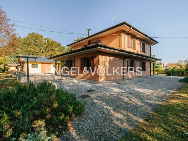 Villa bifamiliare in Strada Battaglia, Modena