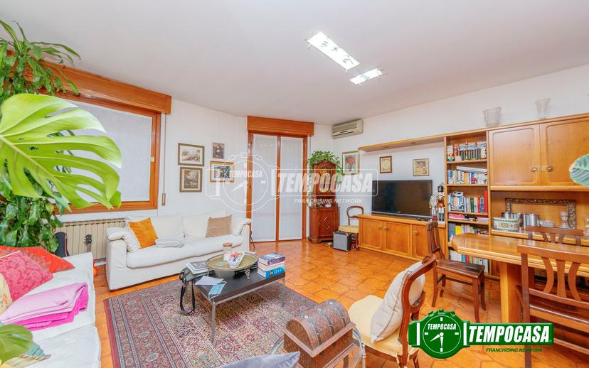 Quadrilocale in Via Privata Vittuone, Milano