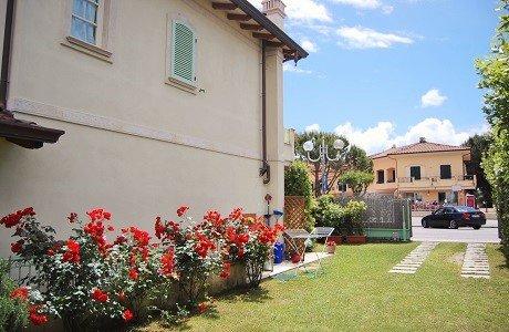 Villa bifamiliare, Montignoso