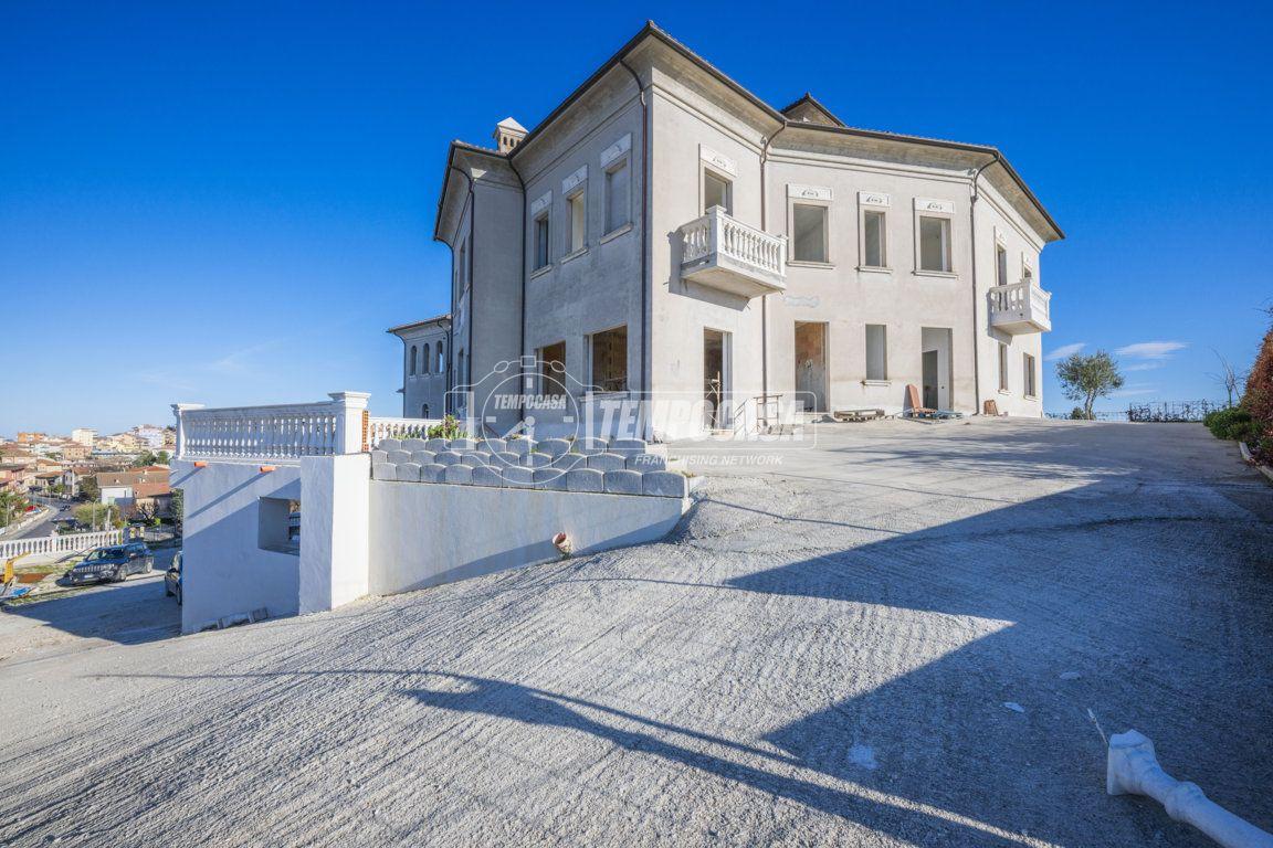 Villa, Monte San Giusto