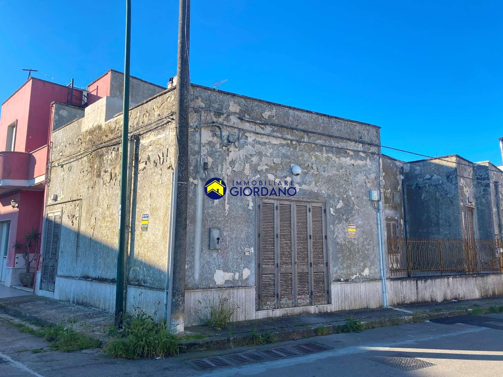 Casa indipendente in Via Piemonte, 52 Angolo Via Don Luigi Sturzo, Campi Salentina