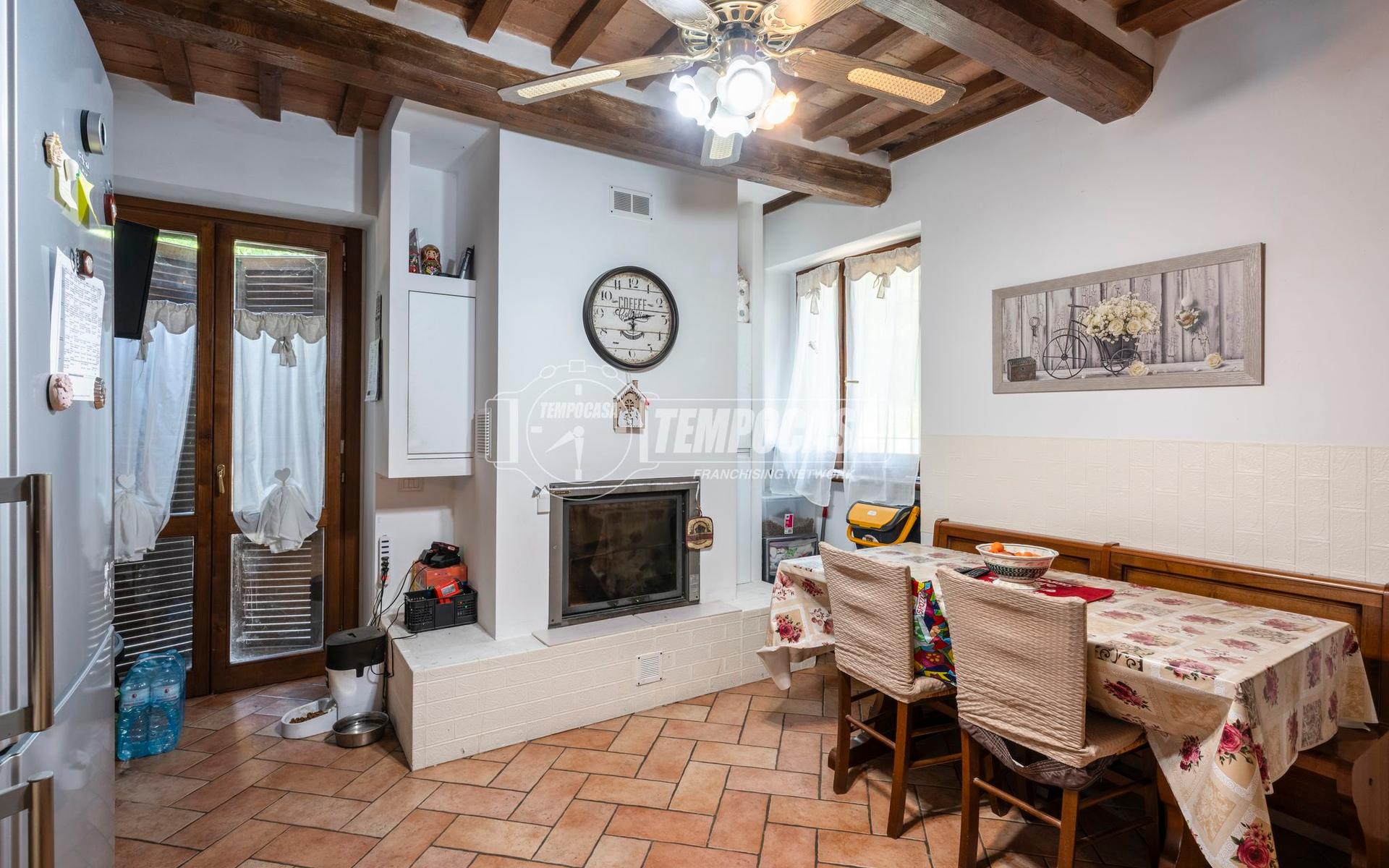 Casa indipendente in Località Perito, Camerino