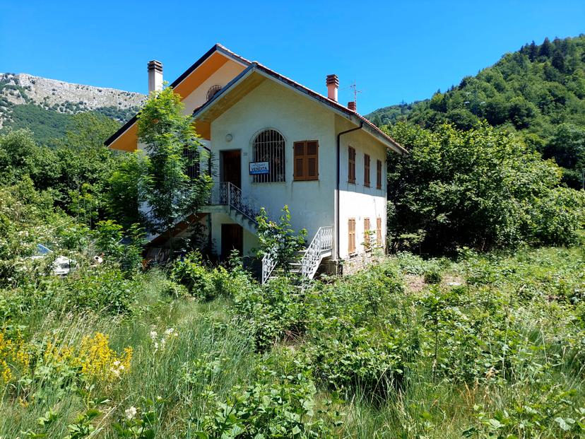 Casa indipendente in Strada Statale 28 116, Pornassio