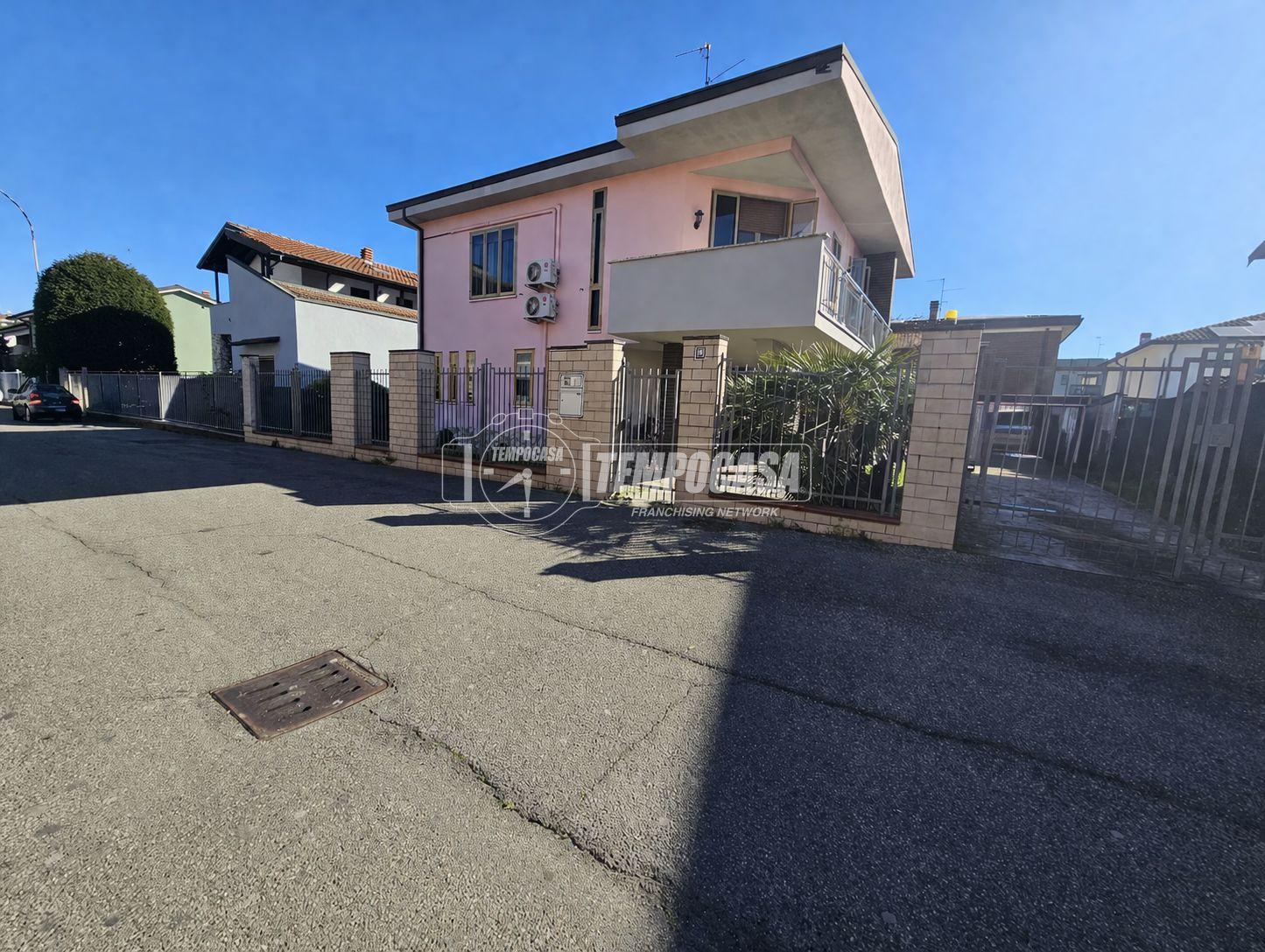 Villa in Via Bassiano Martani 9, Lodi