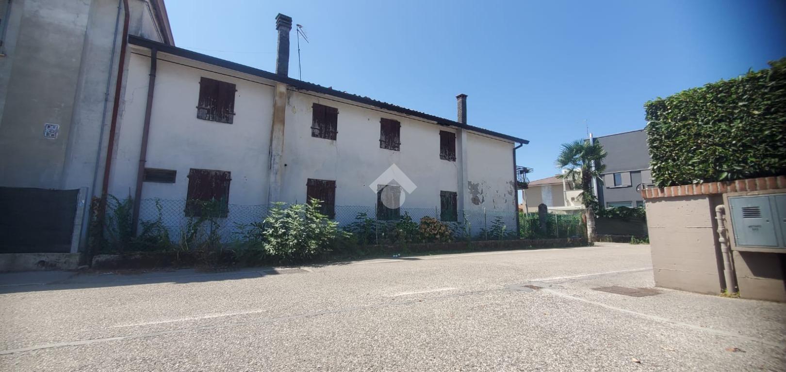Villa in Via Chiesa 1, Loria