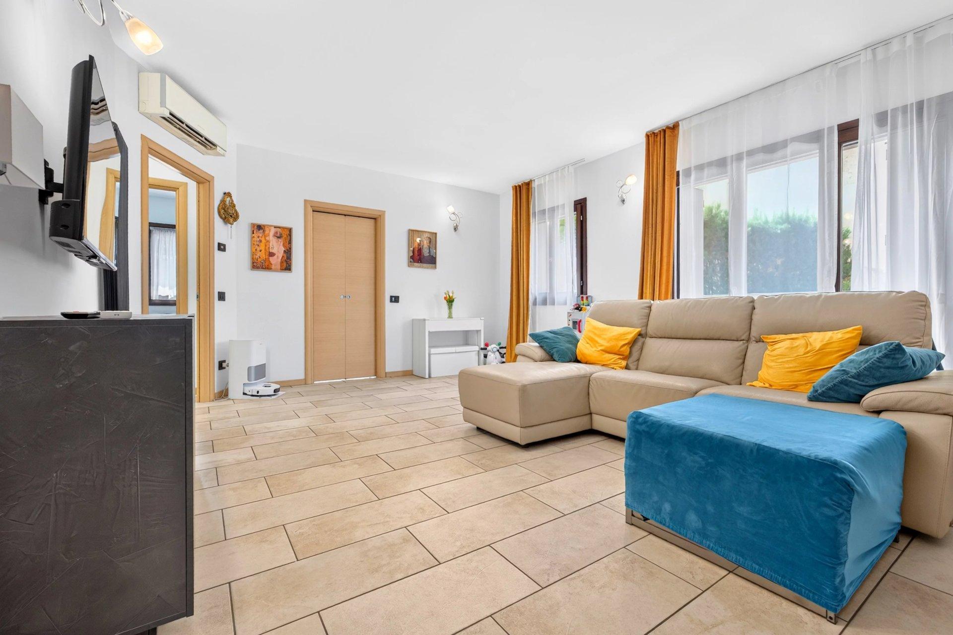Trilocale in Via Po, 82, Bollate
