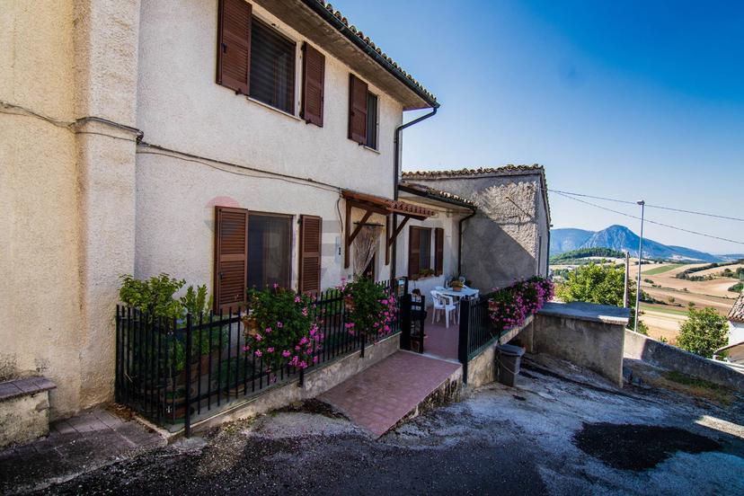 Casa indipendente in Frazione San Giovanni 9, Fabriano — foto 3 di 5