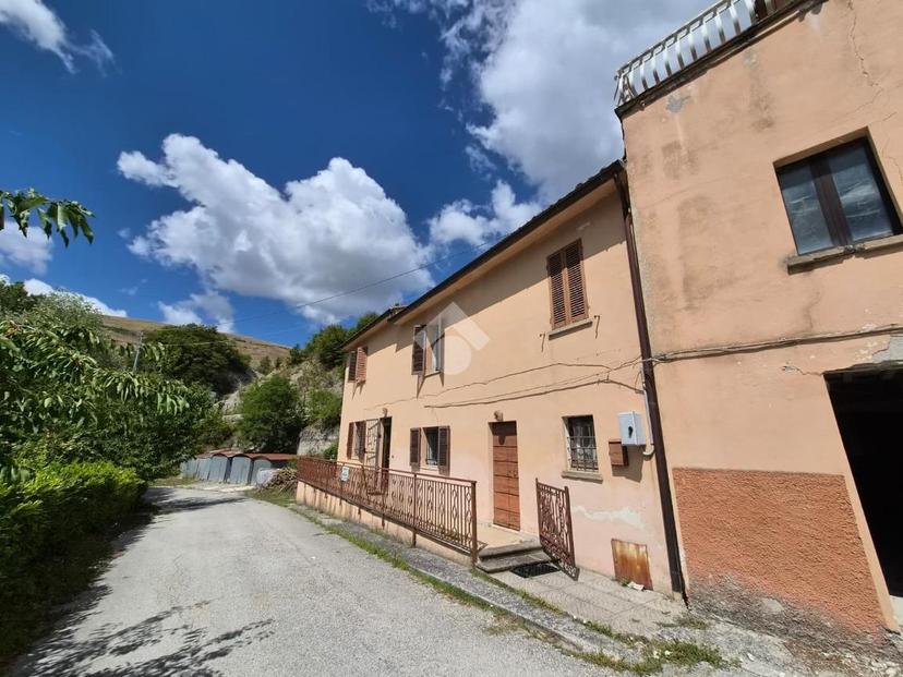 Casa indipendente in Loc. Valderchia, Gubbio — foto 3 di 5