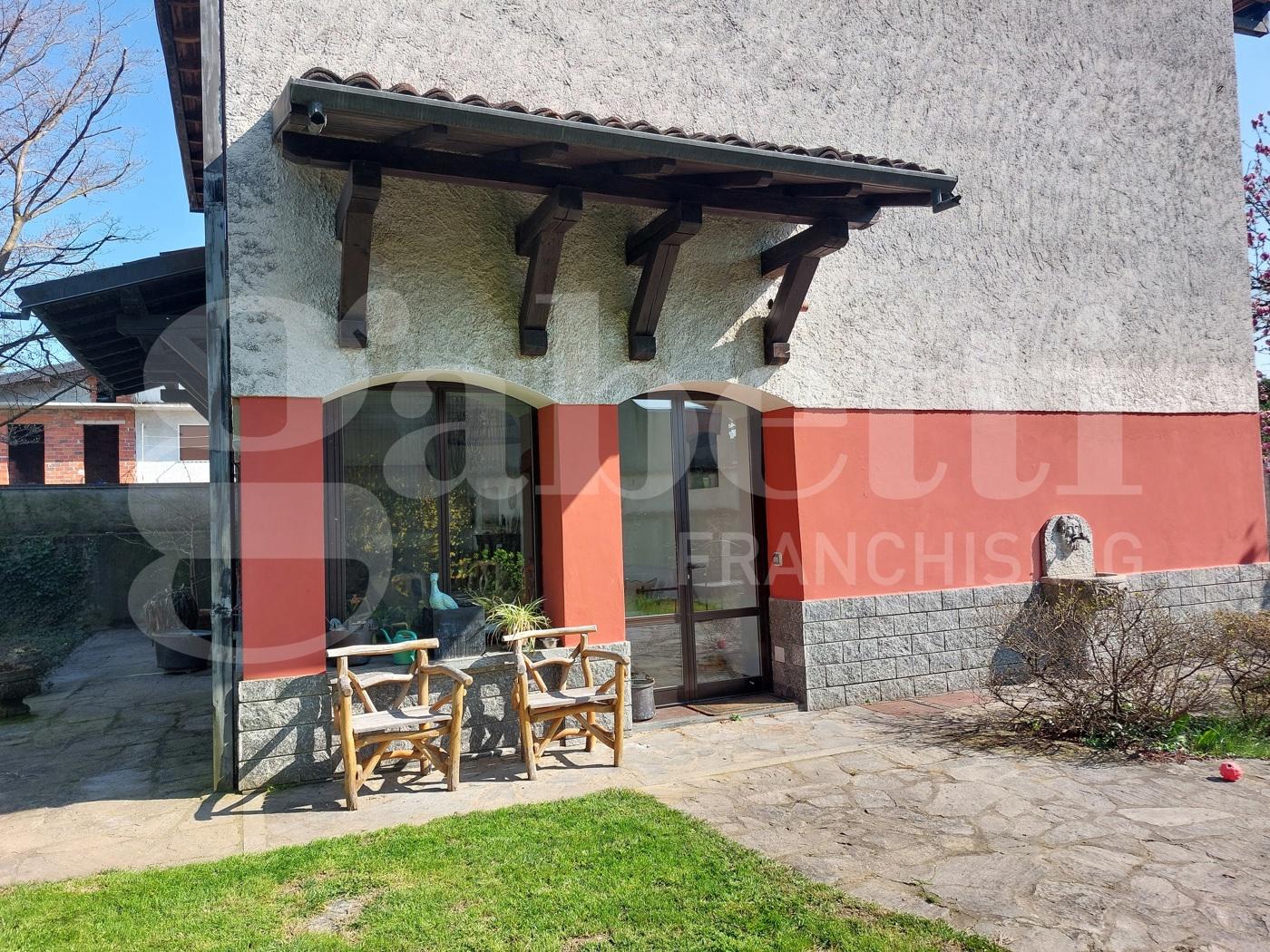 Casa indipendente in Via Sottoronco 10, Varallo Pombia