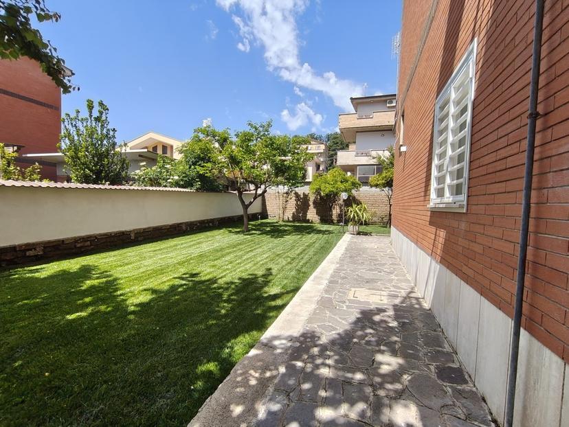 Trilocale in Via Aliprando Caprioli 33 B, Roma