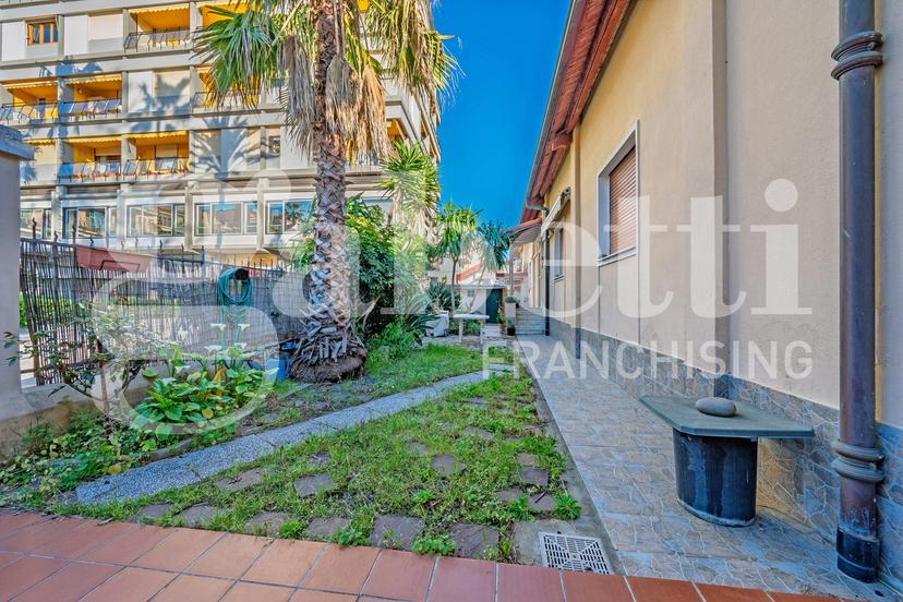 Villa in Piazza Eroi della Libertà  28, Bordighera — foto 2 di 5