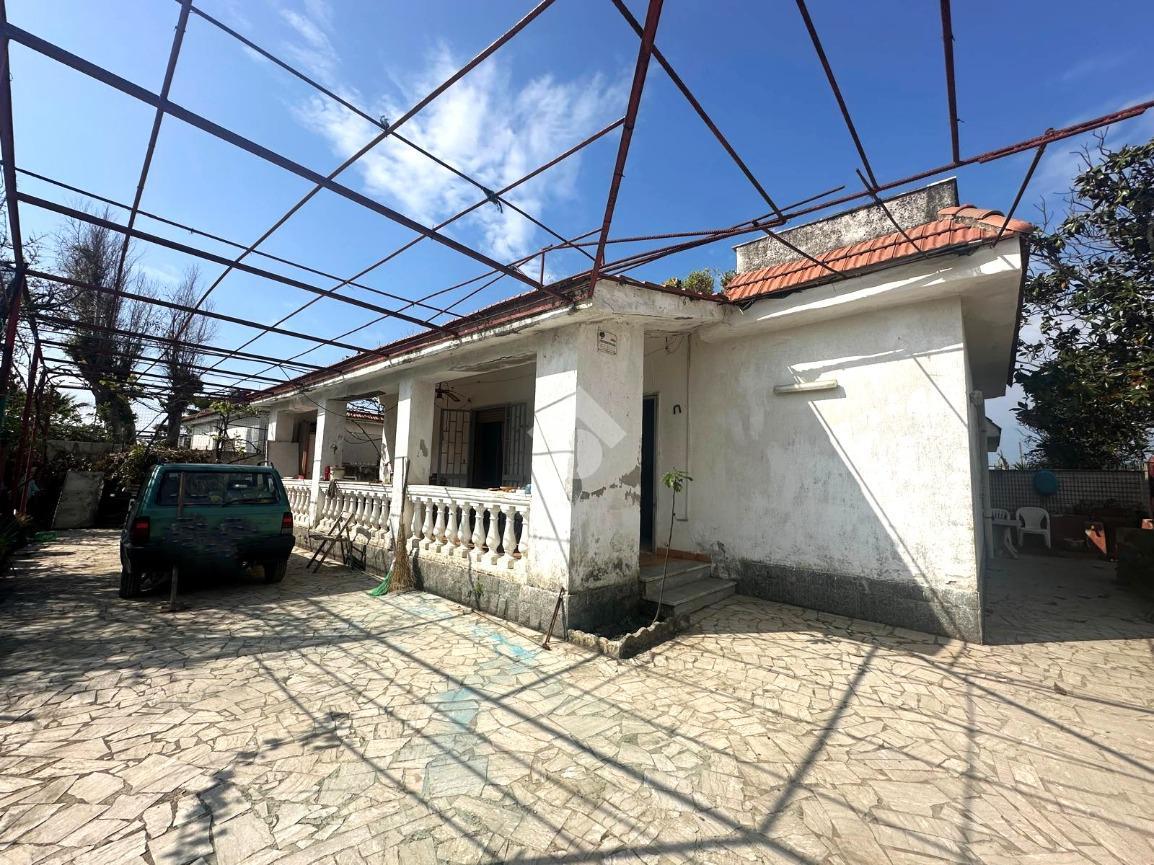 Villa in Viale a. Raggi 7, Castel Volturno