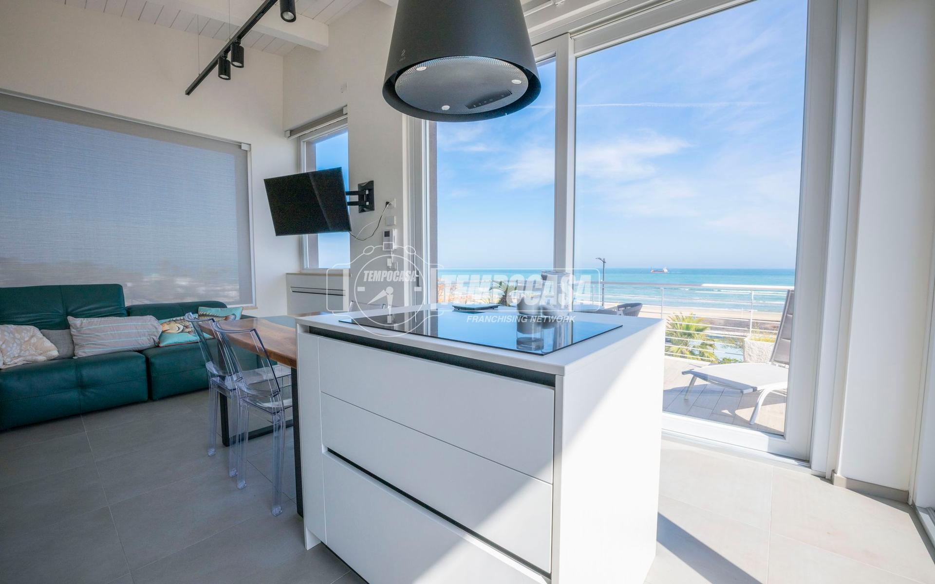 Bilocale in Lungomare Alcide De Gasperi 220, Grottammare