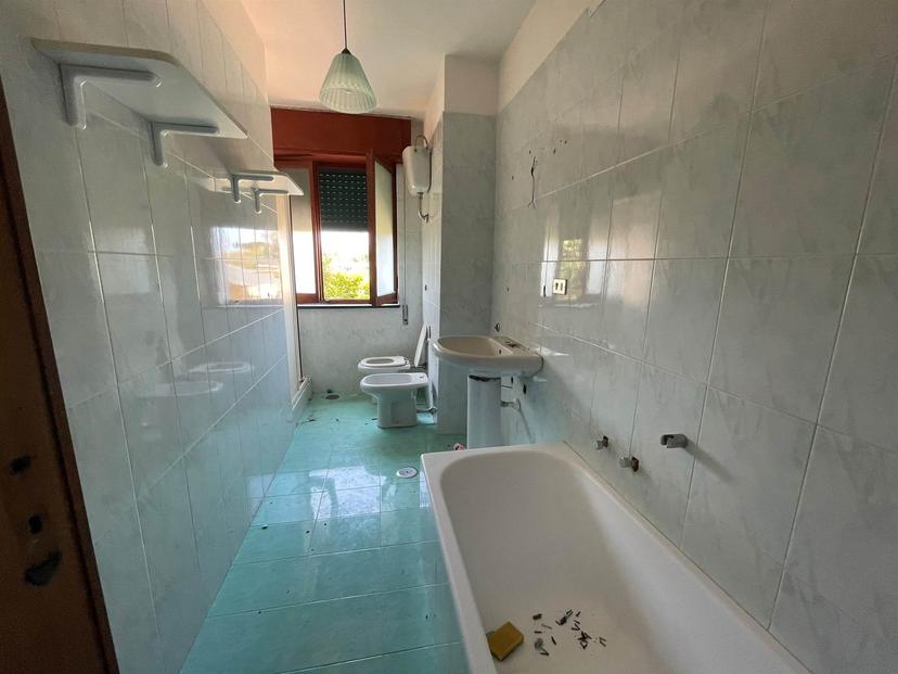 Villa bifamiliare in Viale Stefano da Verona, Castel Volturno — foto 4 di 5