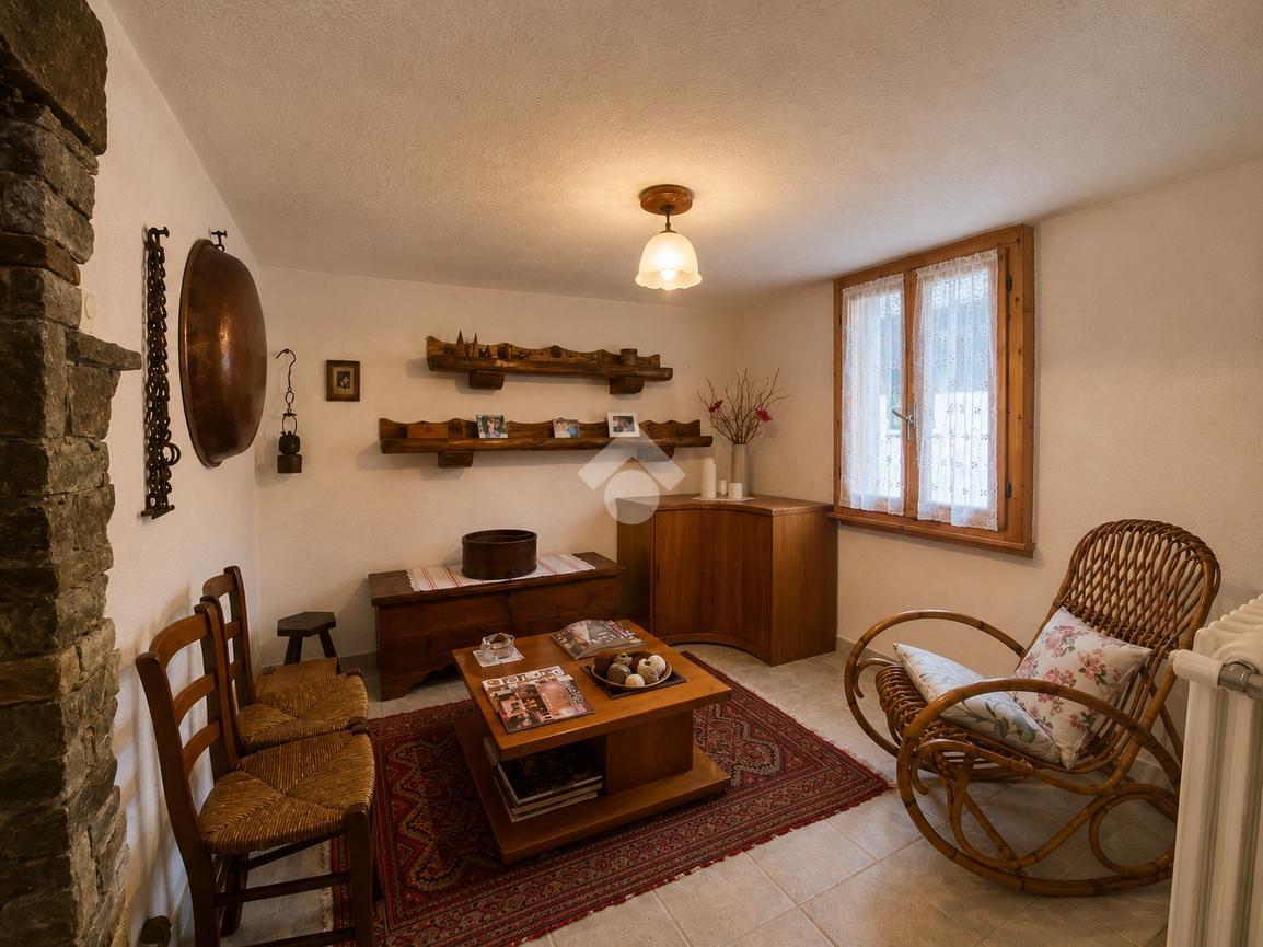 Casa indipendente in Via Centrale 12, Rasura