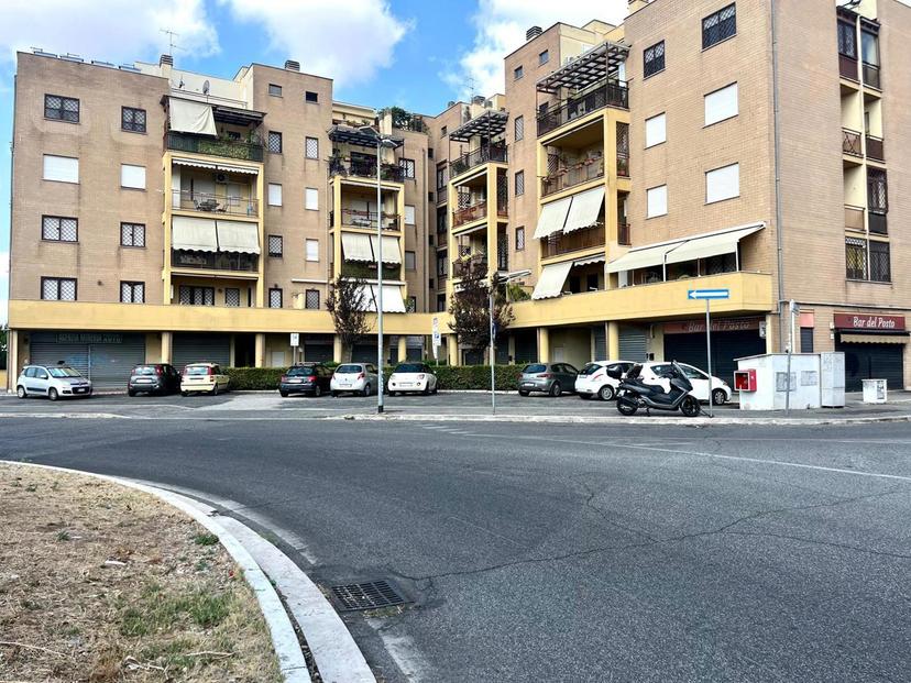 Trilocale in Piazza Ilia Peikov, Roma