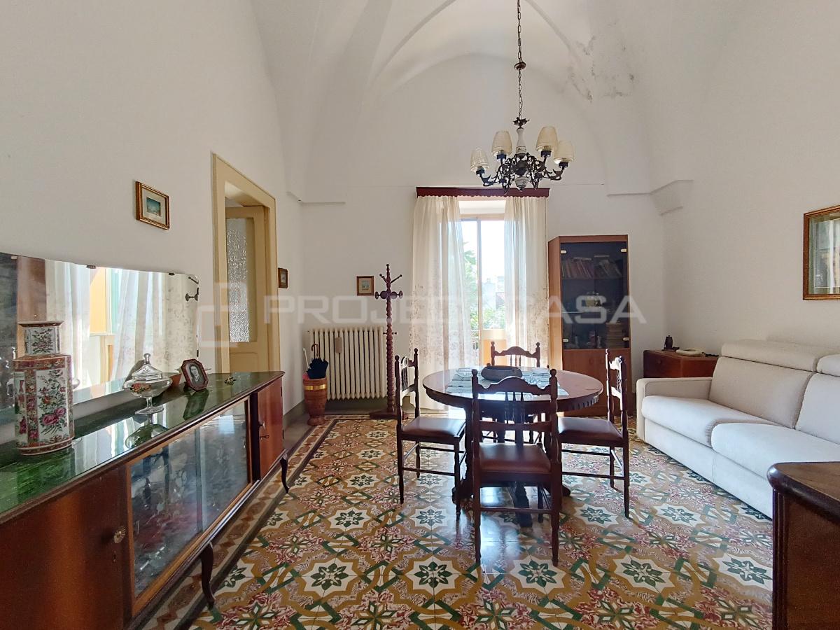 Casa indipendente in Via Cristoforo Colombo 3, Botrugno