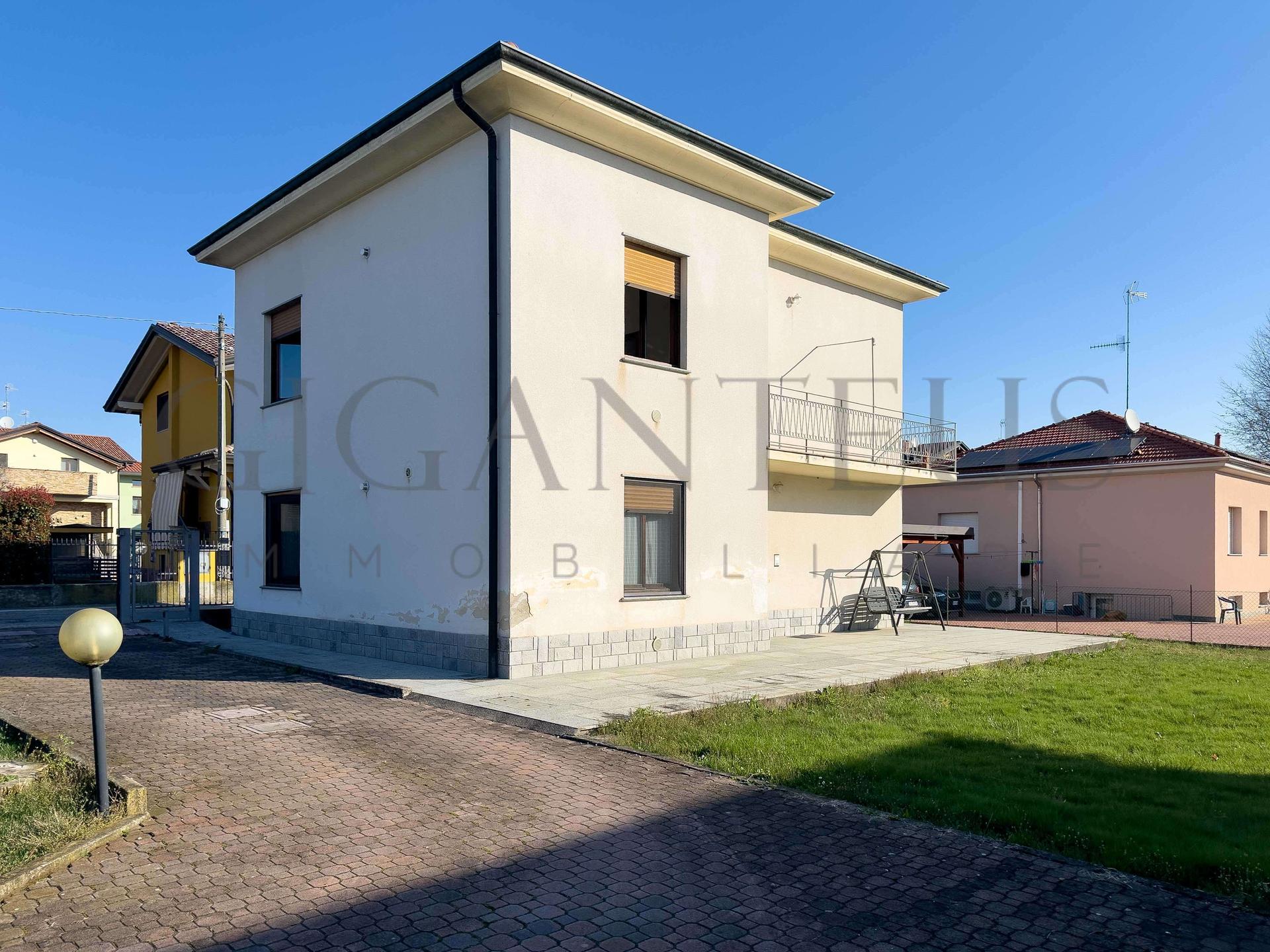 Villa bifamiliare in Via Segantini 1, Tradate