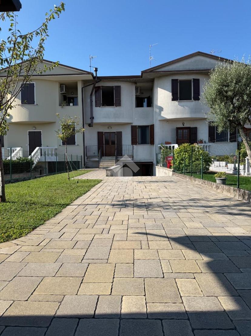 Villa a schiera in Via Romagna 13, Leno
