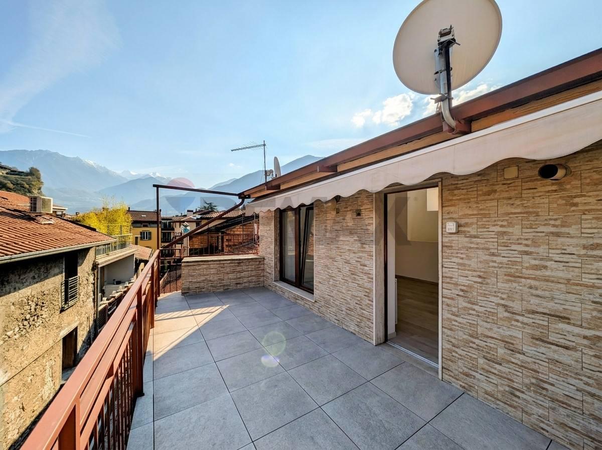 Casa indipendente, Esine