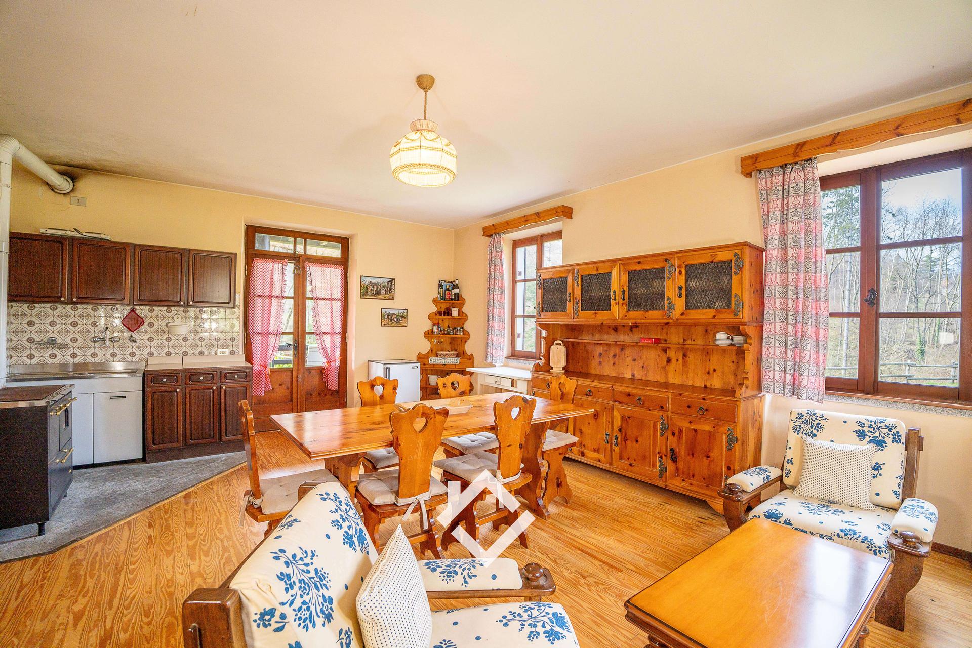 Casa indipendente in Frazione Casere , Laveno-Mombello