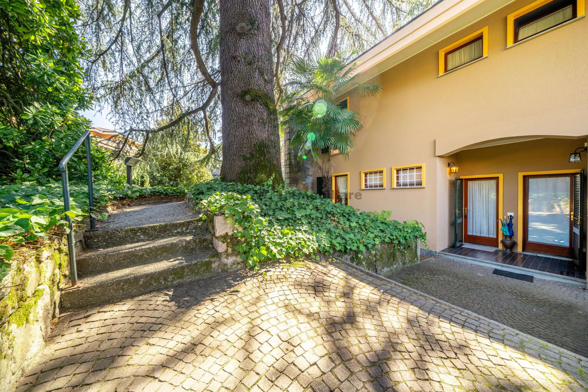 Villa a schiera, Porto Valtravaglia
