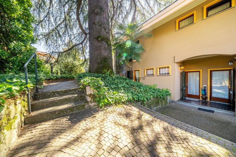 Villa a schiera, Porto Valtravaglia