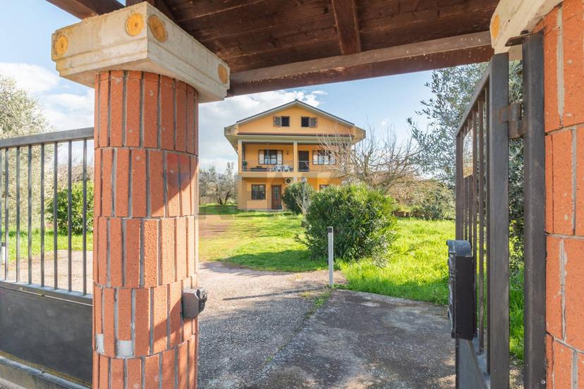 Casa indipendente in Strada Castrense Km 9,800 Snc, Canino — foto 2 di 5