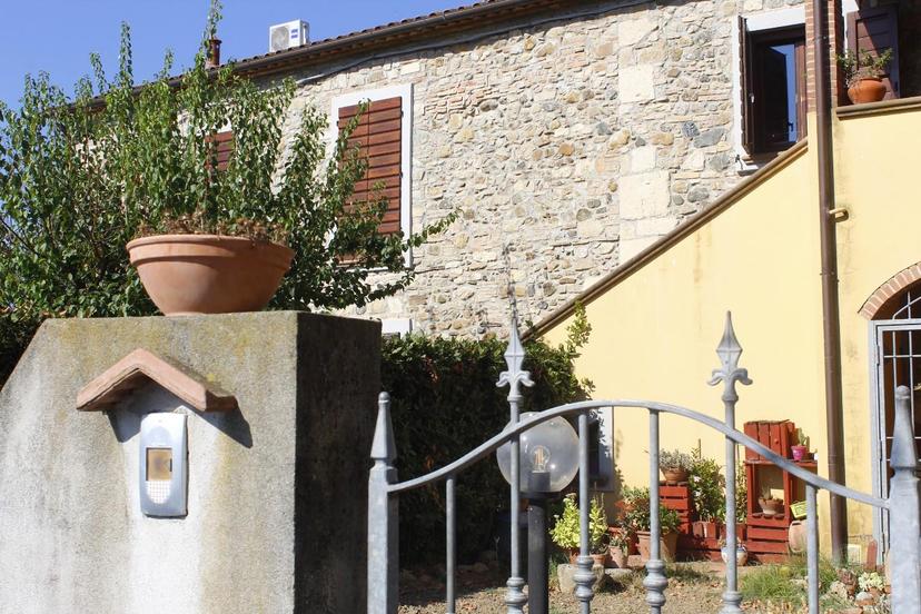 Trilocale, Santa Luce