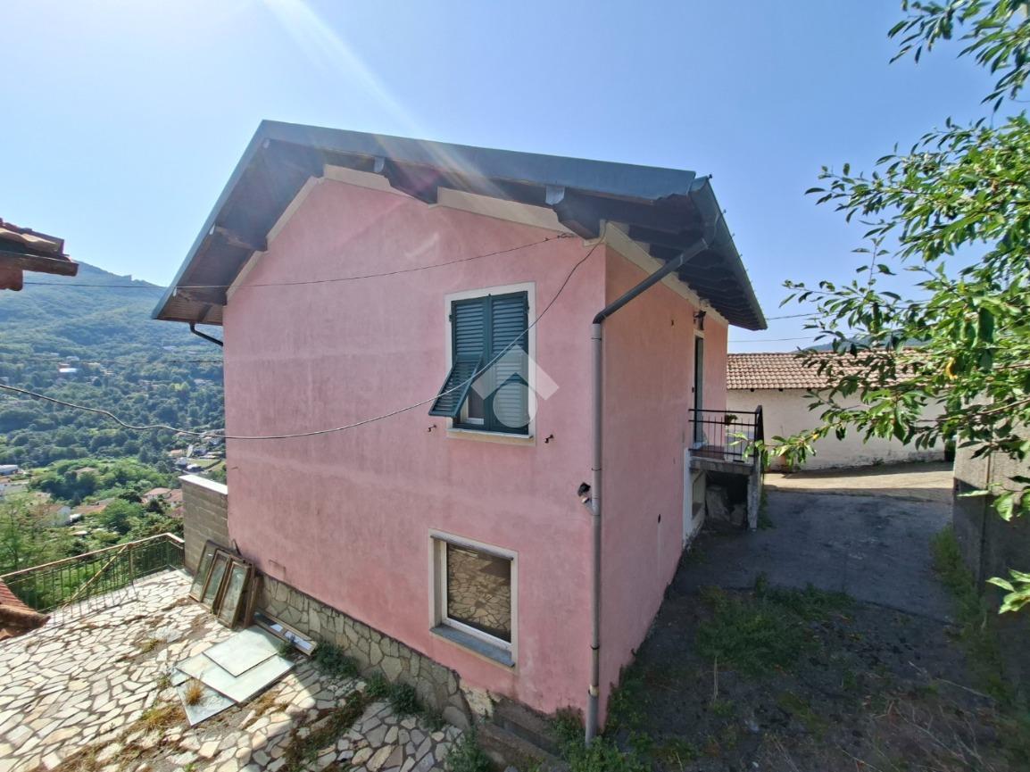 Trilocale in Località Bosco 8, Savignone