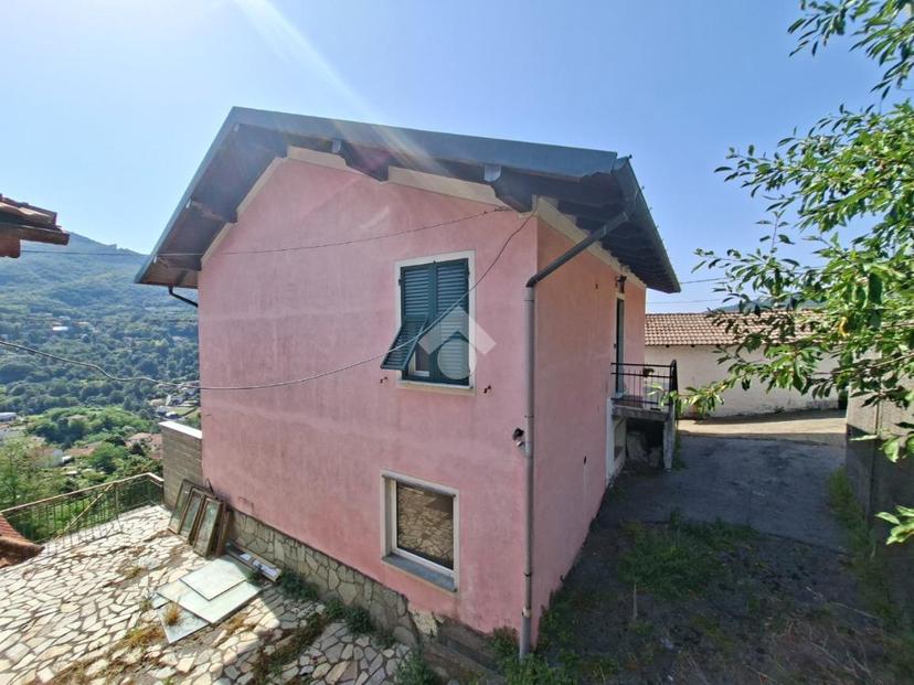 Trilocale in Località Bosco 8, Savignone