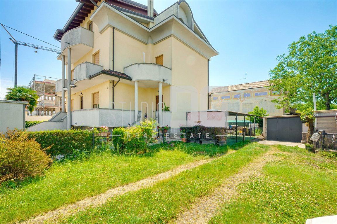 Villa trifamiliare in Via Podgora, Cesano Maderno