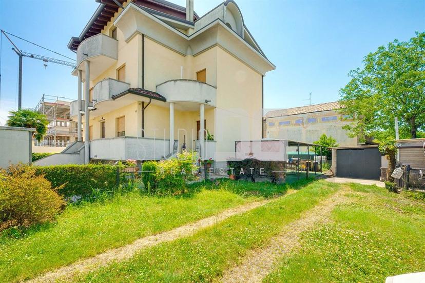 Villa trifamiliare in Via Podgora, Cesano Maderno