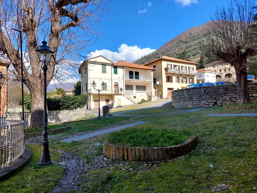 Casa indipendente in Piazza Borrelli 10-11, Pieve di Teco — foto 2 di 5