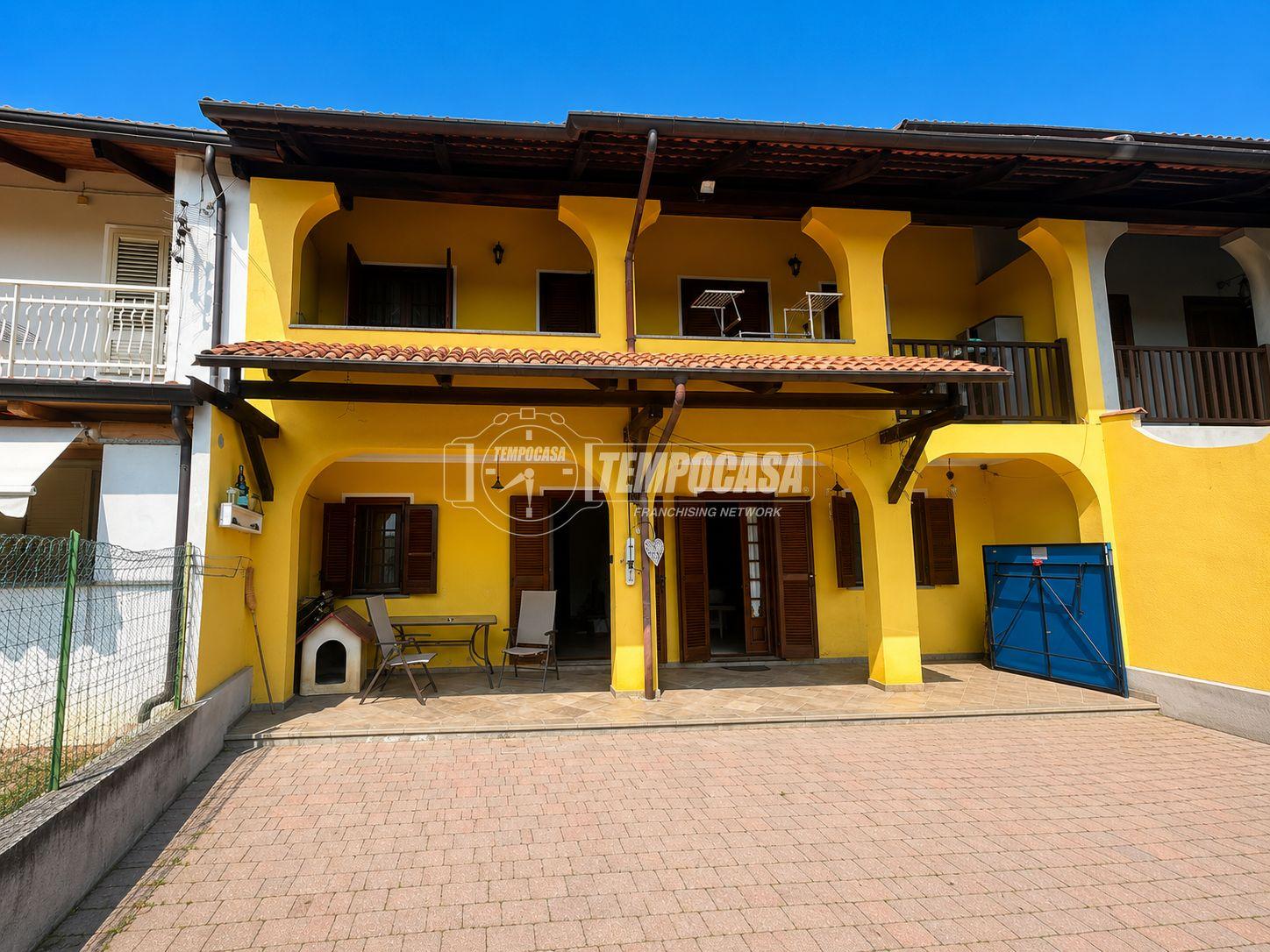 Villa a schiera, Busano