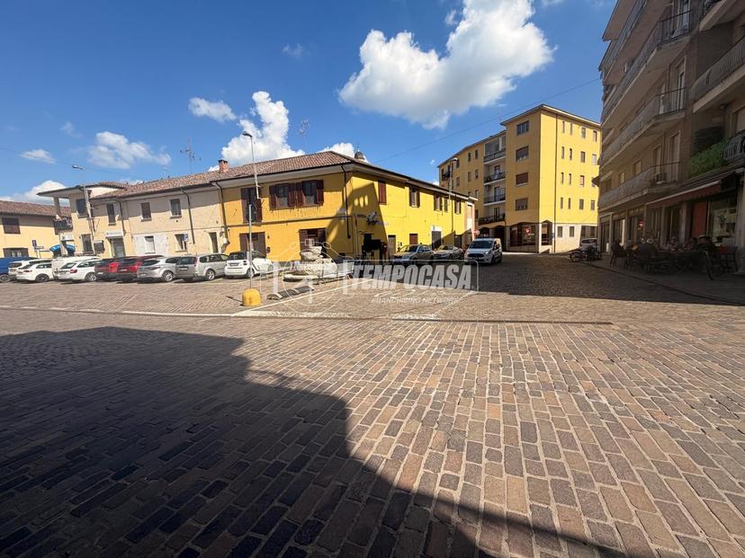 Casa indipendente in Piazza Campegi 6/al 10, Tromello — foto 3 di 5