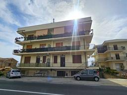 Trilocale in Viale Cassiodoro, 9, Davoli