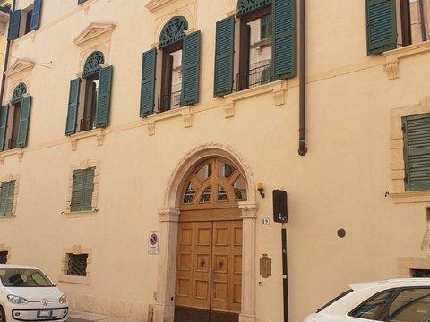 Bilocale in Via Leoncino s.n.c, Centro Storico, Verona