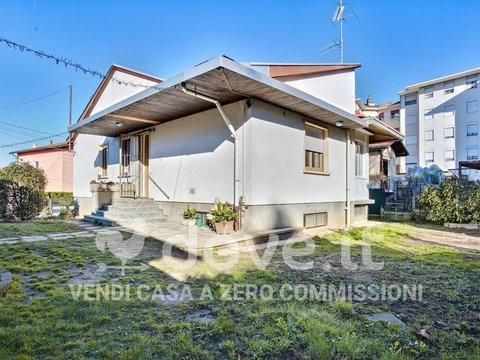Villa in Via XXV Aprile, 11, Carnago