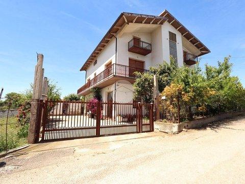 Villa in Strada dei Fiori, 60, Città Sant'Angelo