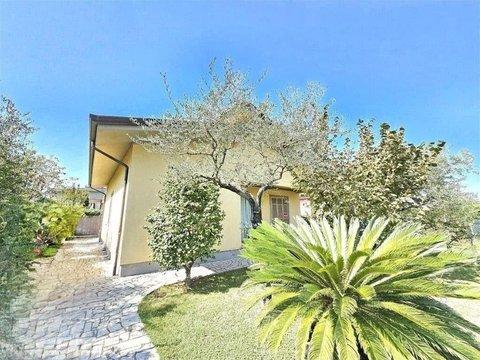 Casa indipendente in Via Podenzana, Marina di Massa Centro, Massa