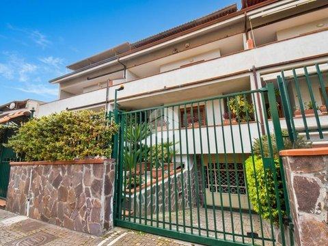 Villetta a schiera in Via Giacomo Leopardi, 78, Pollena Trocchia