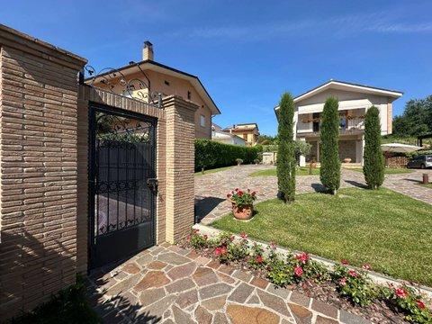 Villa in Via San Gabriele, 76, Isola del Gran Sasso d'Italia
