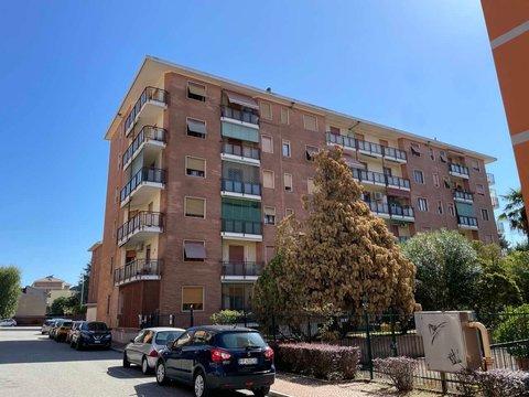 Appartamento in Via Oreste Mombello, 3, Centro Città, Biella