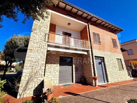 Casa indipendente in Piazza del Popolo, 3, Bettona