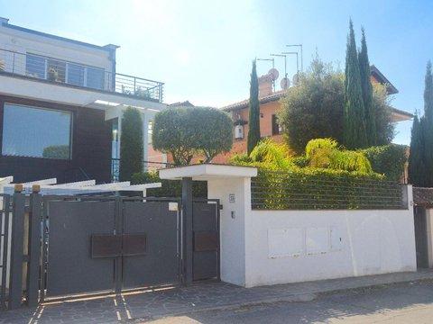 Villetta bifamiliare in Via Giuseppe Todeschini, Casal Bernocchi, Roma
